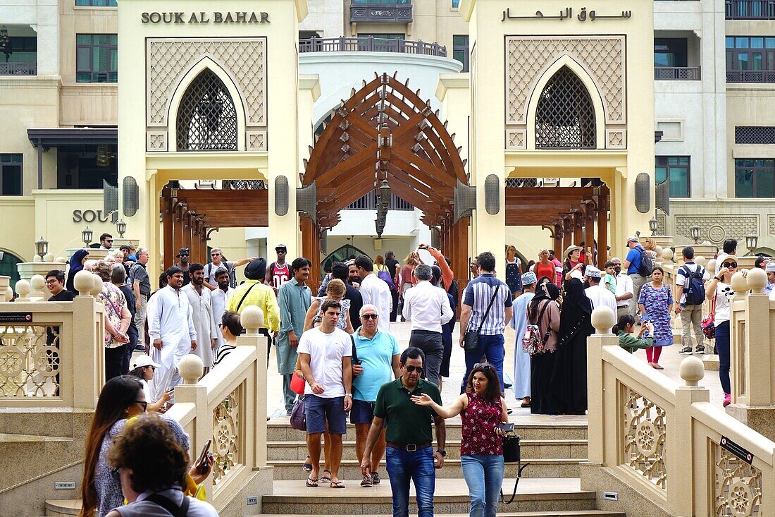 Besucher, Brücke, Dubai Mall, Souk Al Bahar, Downtown, Dubai, VAE, Vereinigte Arabische Emirate