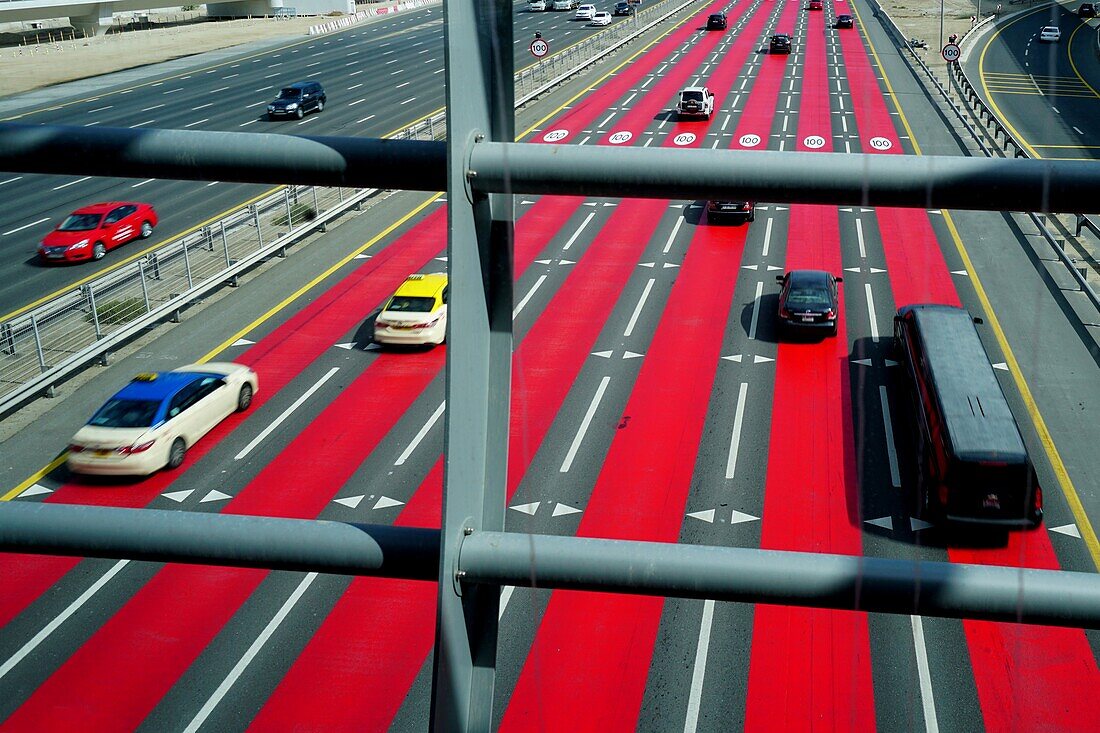 Rote Farbe, Geschwindigkeitsbegrenzung, Sheikh Zayed Road, Dubai Marina, Dubai, VAE, Vereinigte Arabische Emirate