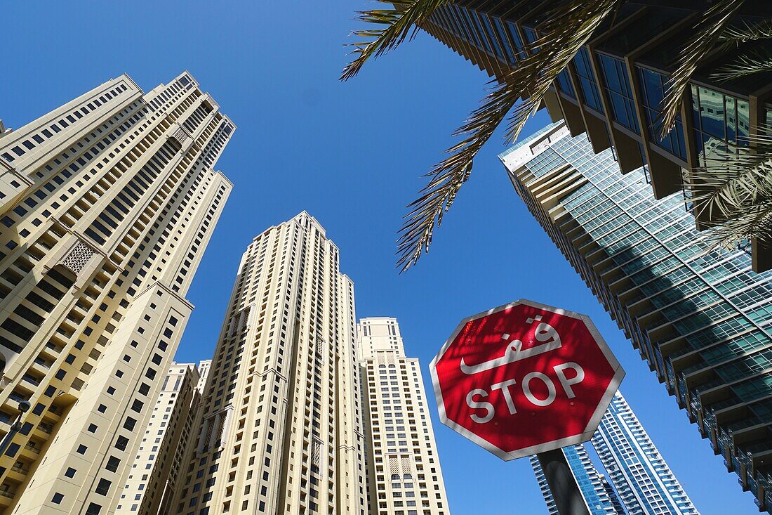 Stop Schild, Hochhauser, Dubai Marina, Dubai, VAE, Vereinigte Arabische Emirate