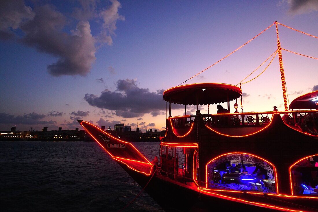 Abend, Dinner Cruise, Holzschiff, Dubai Creek, Dubai, VAE, Vereinigte Arabische Emirate