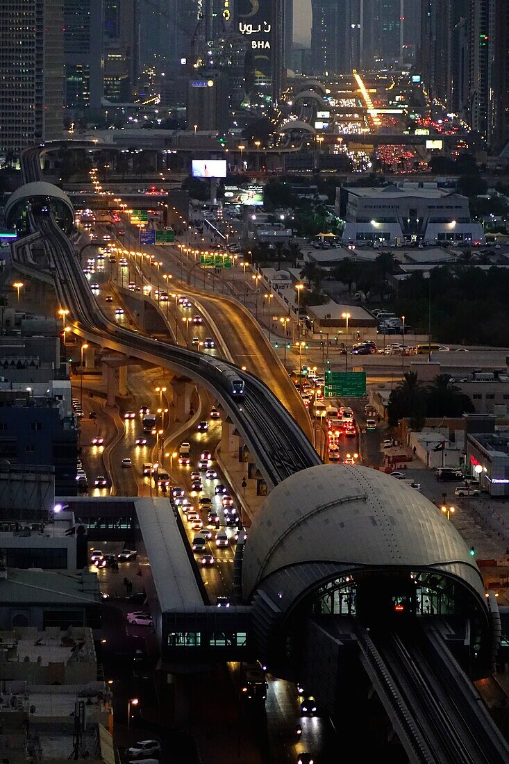 Nacht, Verkehr, Skyline, Dubai Metro Stations, Sheikh Zayed Road, Dubai, VAE, Vereinigte Arabische Emirate