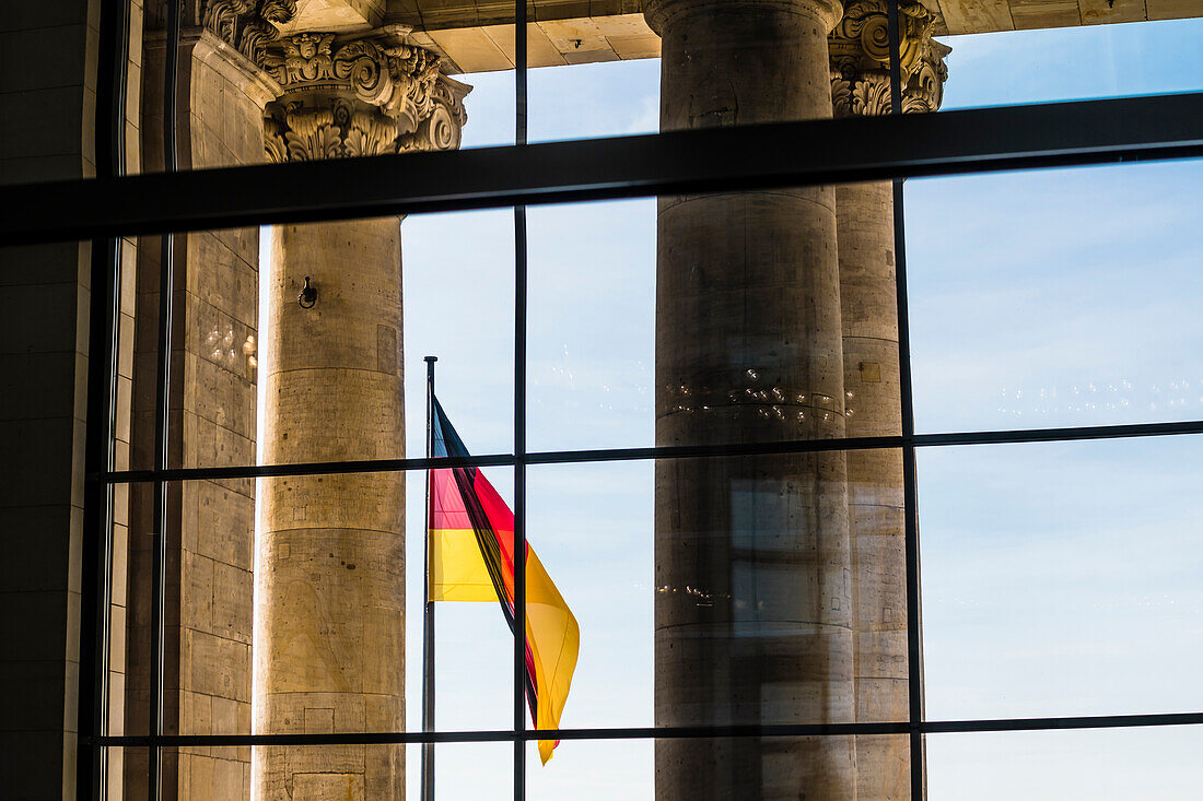 Haupteingang mit Nationalflagge, Reichstag, Bundestag, Berlin, Deutschland