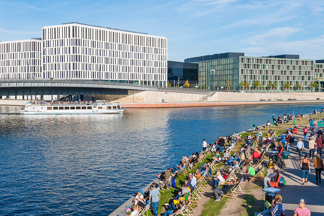 Bürogebäude, Touristenboot, Besucher, Spreebogen-Park, Berlin, Deutschland