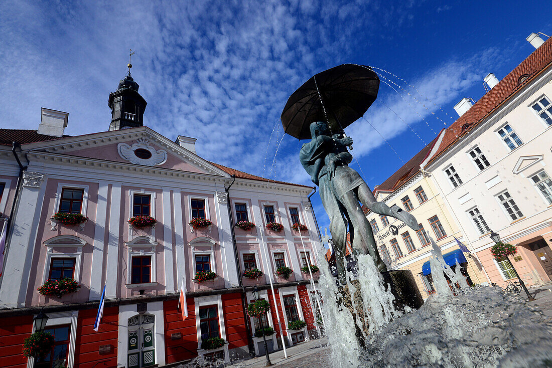 Kußbrunnen vor dem Rathaus, Rathausplatz in Tartu, Ost- Estland