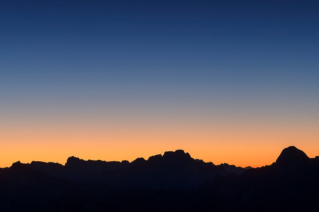 Nachthimmel mit Silhouette von Monte Cristallo und Tofana, vom Peitlerkofel, Dolomiten, UNESCO Welterbe Dolomiten, Südtirol, Italien