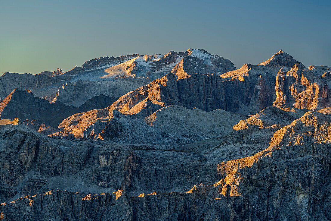 Marmolada und Sellagruppe mit Piz Boe bei Sonnenaufgang, vom Peitlerkofel, Dolomiten, UNESCO Welterbe Dolomiten, Südtirol, Italien