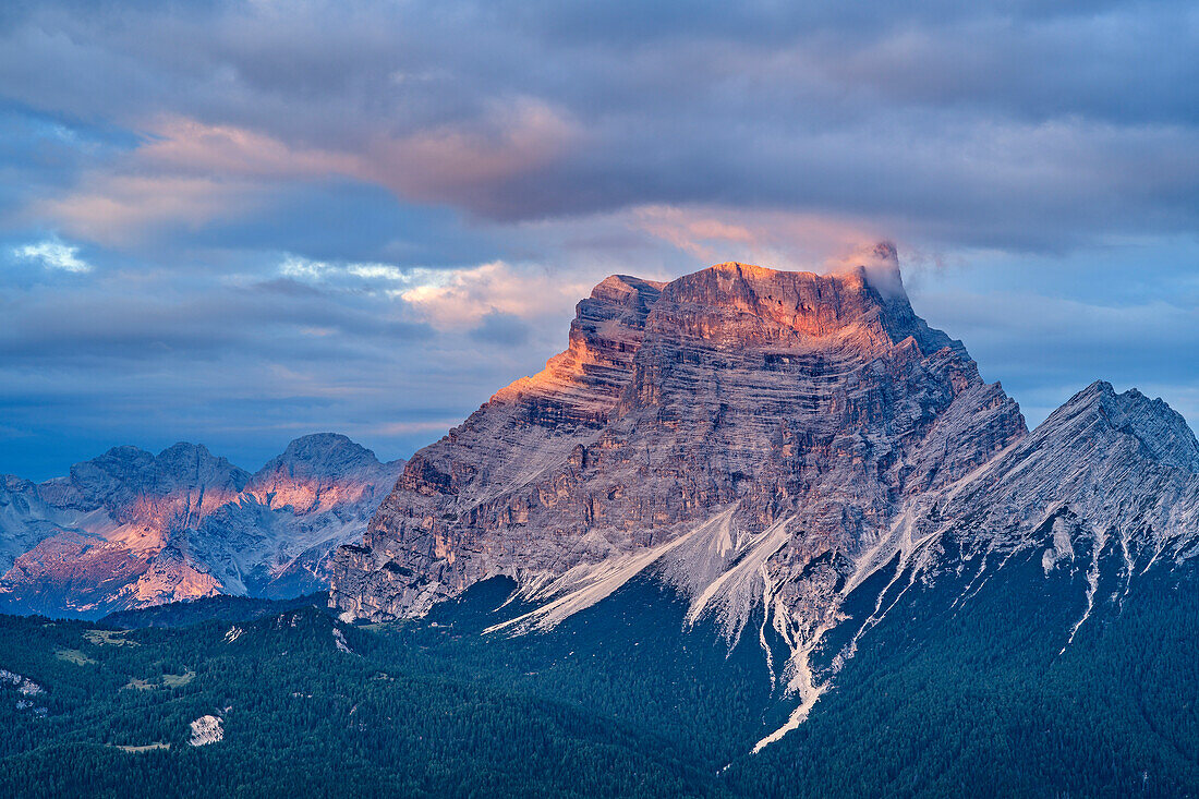 Monte Pelmo bei Sonnenaufgang in Wolken, vom Antelao, Dolomiten, UNESCO Welterbe Dolomiten, Venetien, Venezien, Italien