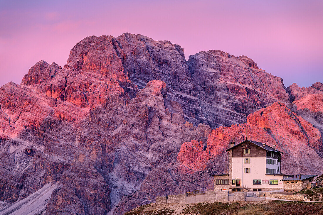 Auronzo-Hütte vor Monte Cristallo im ersten Licht, Auronzo-Hütte, Drei Zinnen, Sextener Dolomiten, Dolomiten, UNESCO Welterbe Dolomiten, Venetien, Venezien, Italien