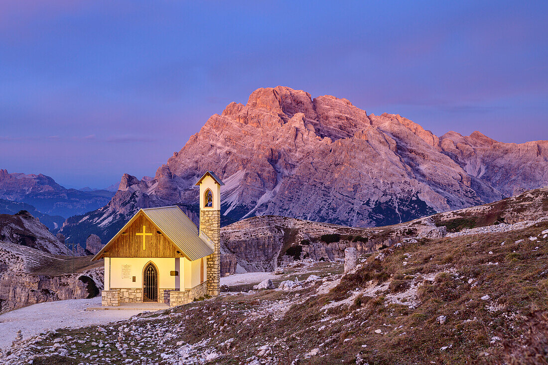 Beleuchtete Kapelle vor Monte Cristallo, Sextener Dolomiten, Dolomiten, UNESCO Welterbe Dolomiten, Venetien, Venezien, Italien