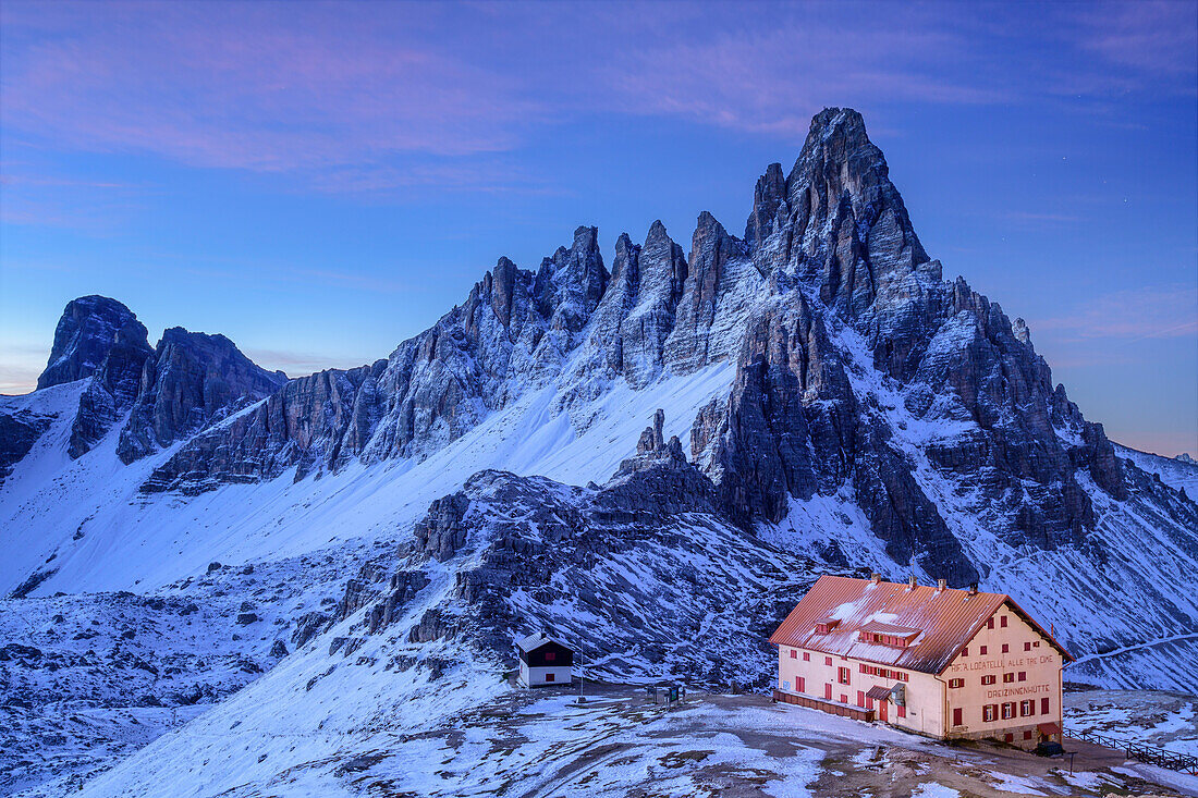 Drei-Zinnen-Hütte vor Paternkofel vor Sonnenaufgang, Drei-Zinnen-Hütte, Drei Zinnen, Sextener Dolomiten, Dolomiten, UNESCO Welterbe Dolomiten, Venetien, Venezien, Italien