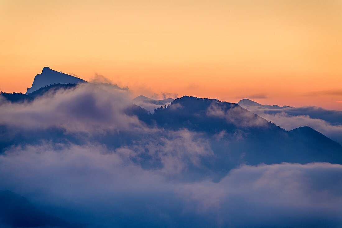 Schafberg im Morgenrot mit Nebelstimmung, vom Gaisberg, Salzkammergut, Salzburg, Österreich