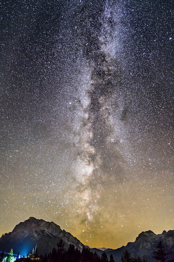 Nachthimmel mit Milchstraße über Hochkalter, vom Toter Mann, Berchtesgadener Alpen, Berchtesgaden, Oberbayern, Bayern, Deutschland