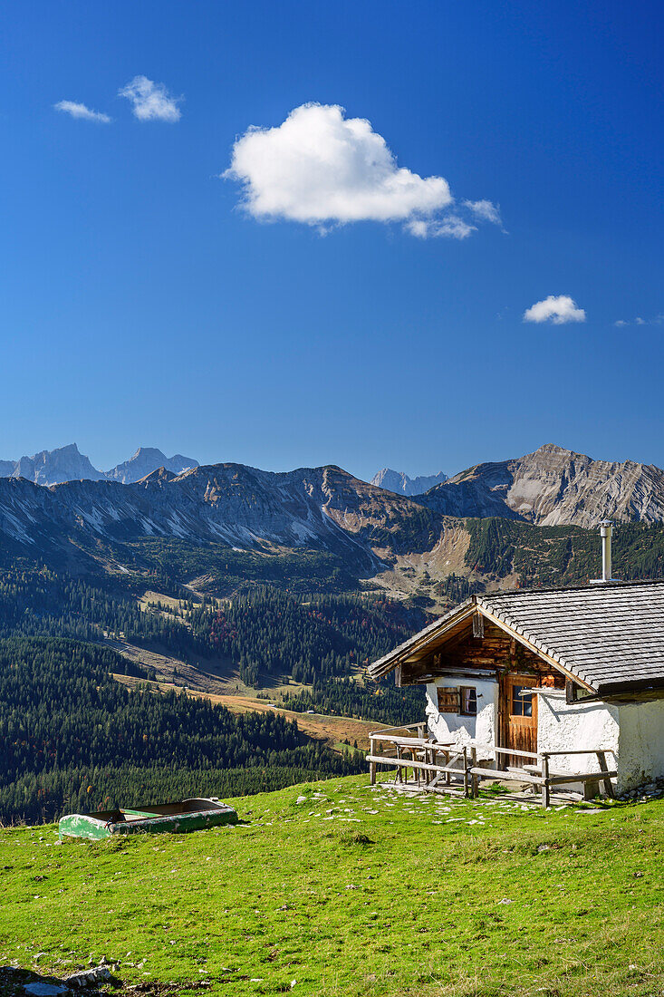 Alm am Demeljoch mit Blick ins Karwendel, Demeljoch, Karwendel, Oberbayern, Bayern, Deutschland