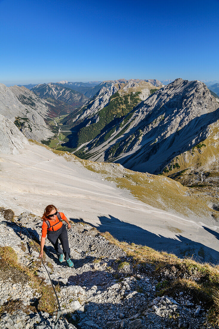 Frau beim Wandern steigt über versicherten Steig zur Lamsenspitze auf, Lamsenspitze, Naturpark Karwendel, Karwendel, Tirol, Österreich