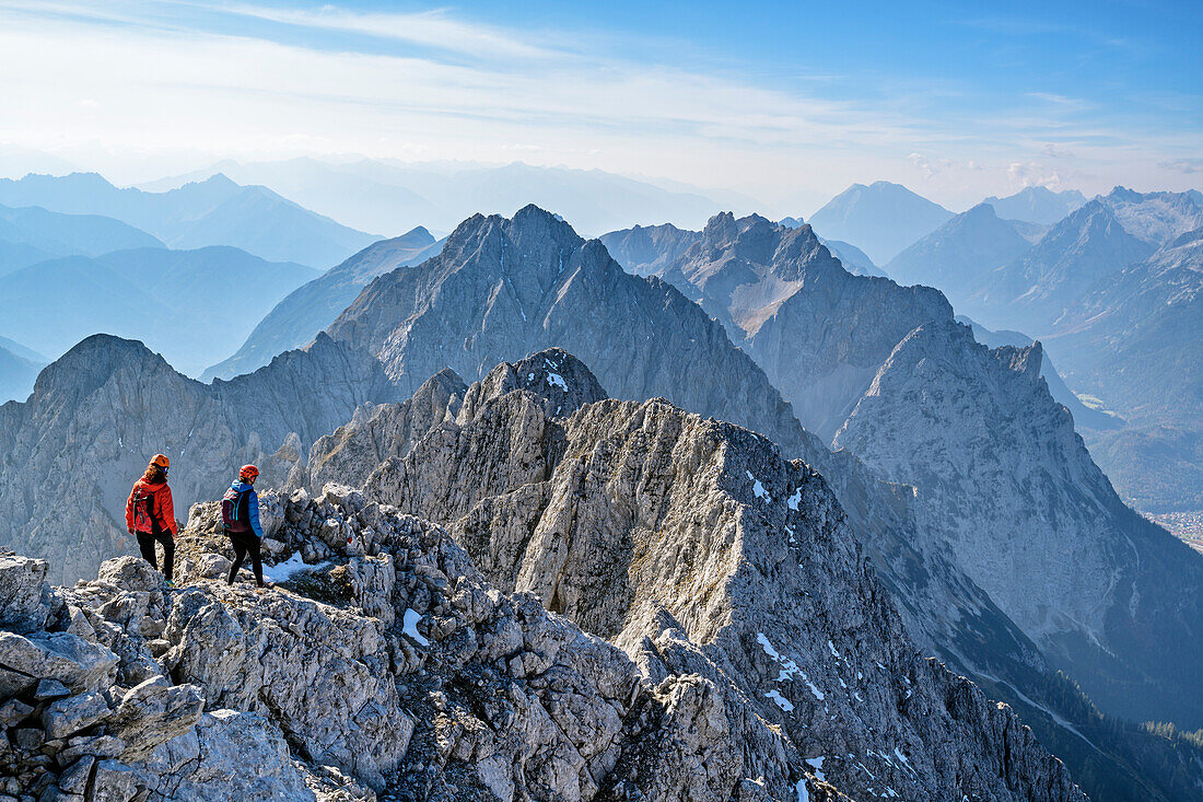 Zwei Frauen steigen vom Wörner ab, Karwendel im Hintergrund, Wörner, Karwendel, Oberbayern, Bayern, Deutschland