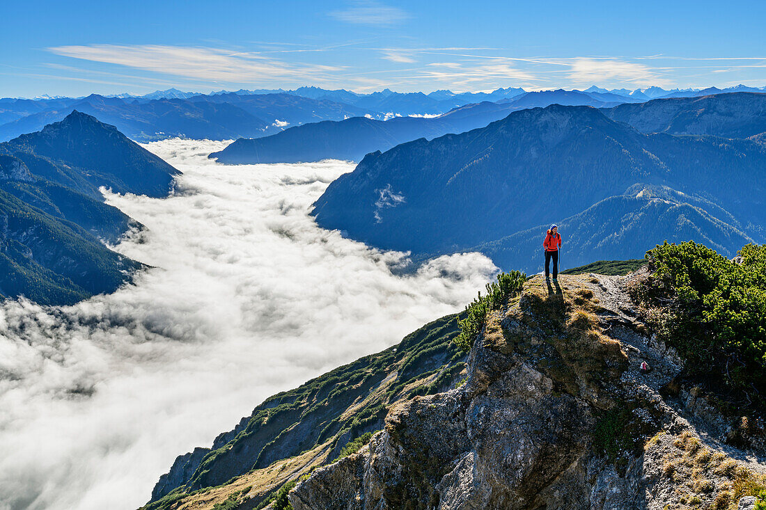 Frau beim Wandern steigt zur Seebergspitze auf, Nebelstimmung über dem Achensee, Rofan und Karwendel im Hintergrund, Seebergspitze, Karwendel, Tirol, Österreich