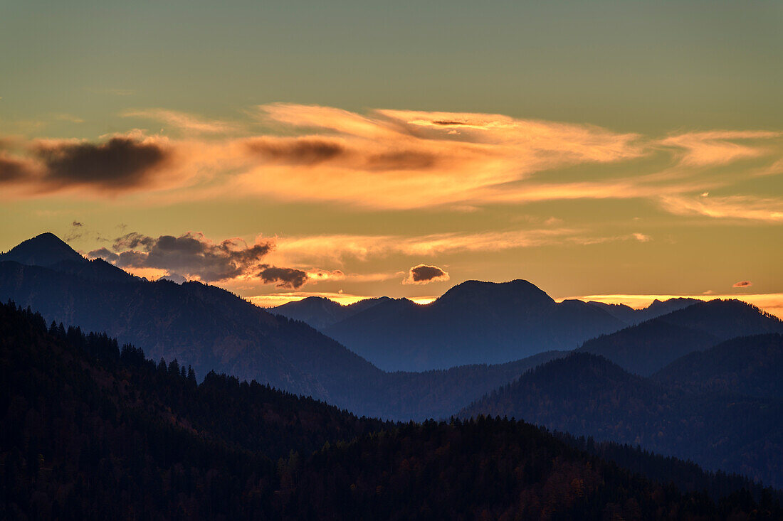 Wolkenstimmung über Wallberg und Hirschberg bei Sonnenuntergang, Farrenpoint, Bayerische Alpen, Oberbayern, Bayern, Deutschland