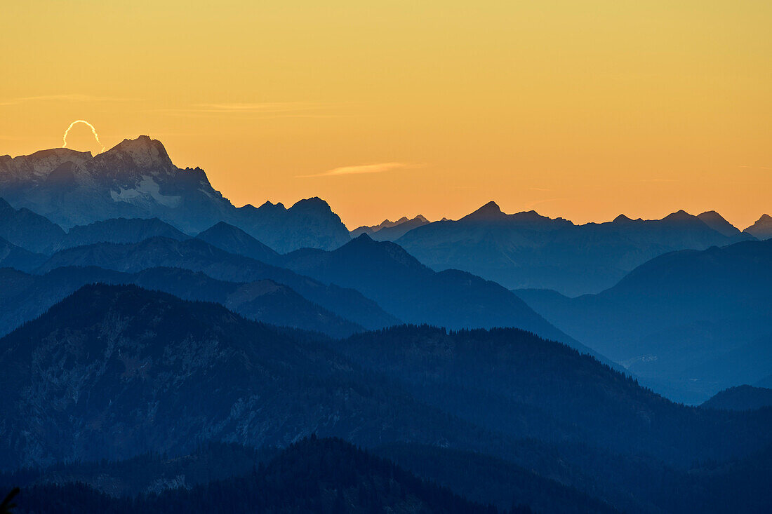 Abendstimmung mit Kulissenstaffelung mit Zugspitze, Daniel und Thaneller, vom Spitzinggebiet, Mangfallgebirge, Bayerische Alpen, Oberbayern, Bayern, Deutschland