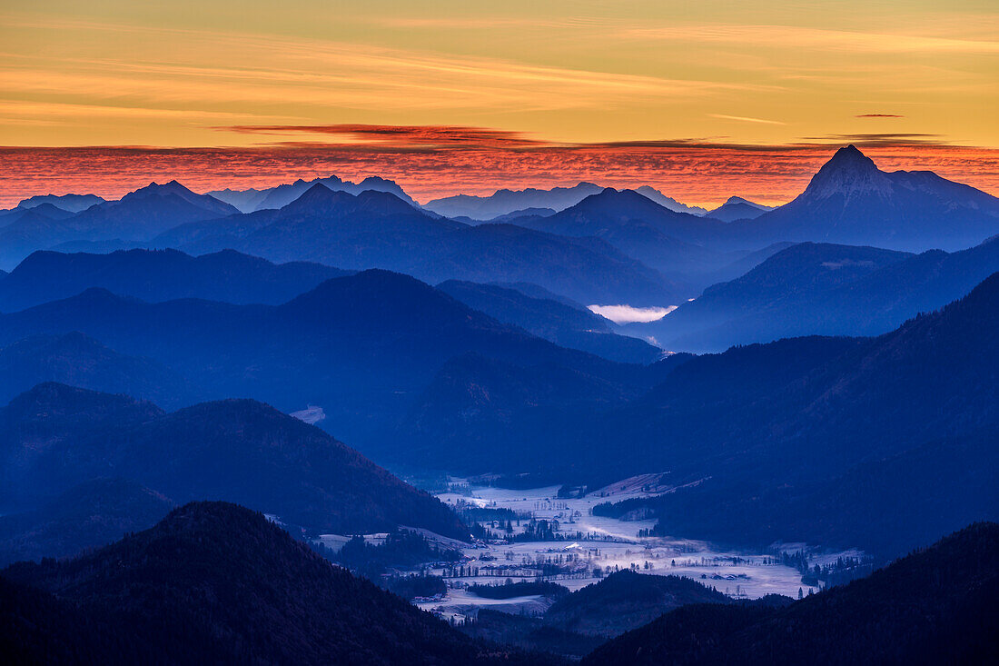 Morgenstimmung über der Jachenau mit Bayerische Alpen und Guffert im Hintergrund, vom Herzogstand, Bayerische Alpen, Oberbayern, Bayern, Deutschland
