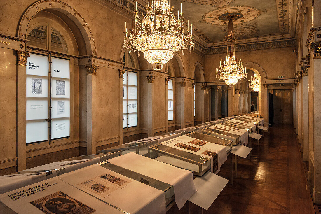 Ausstellung in histroischer Bibliothek im Schloss Ehrenburg, Coburg, Oberfranken, Bayern, Deutschland