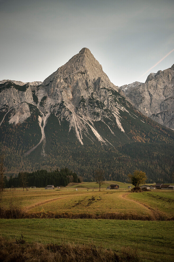 Hütten und Berge bei Lermoos, Bezirk Reutte, Tirol, Österreich