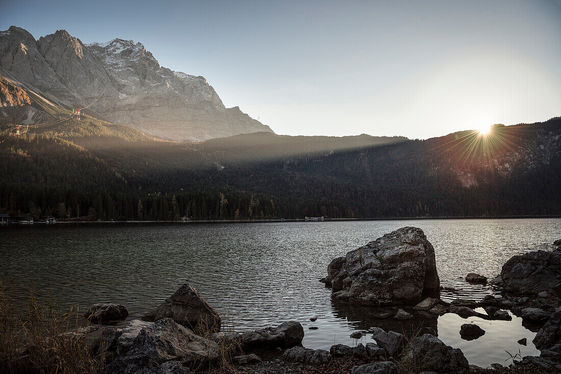 untergehende Sonne am Eibsee unterhalb Zugspitze, Gemeinde Grainau, Garmisch-Partenkirchen, Bayern, Alpen, Deutschland