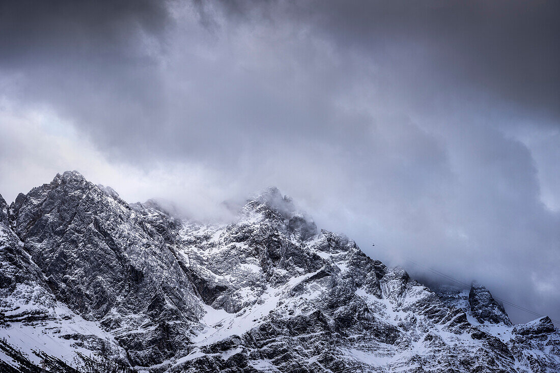 die Tiroler Zugspitzbahn führt von Obermoos (Österreich) hoch zur Zugspitze, Gemeinde Grainau, Garmisch-Partenkirchen, Bayern, Alpen, Deutschland