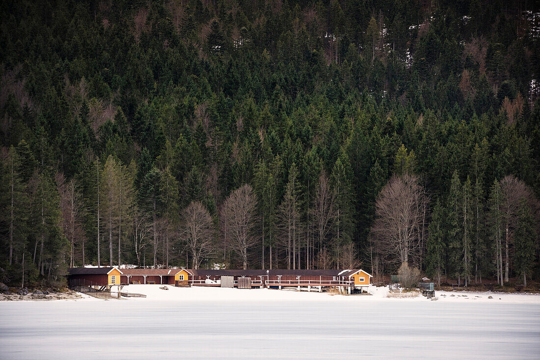 Strandhäuser im Winter am zugefrorenen Eibsee unterhalb Zugspitze, Gemeinde Grainau, Garmisch-Partenkirchen, Bayern, Alpen, Deutschland