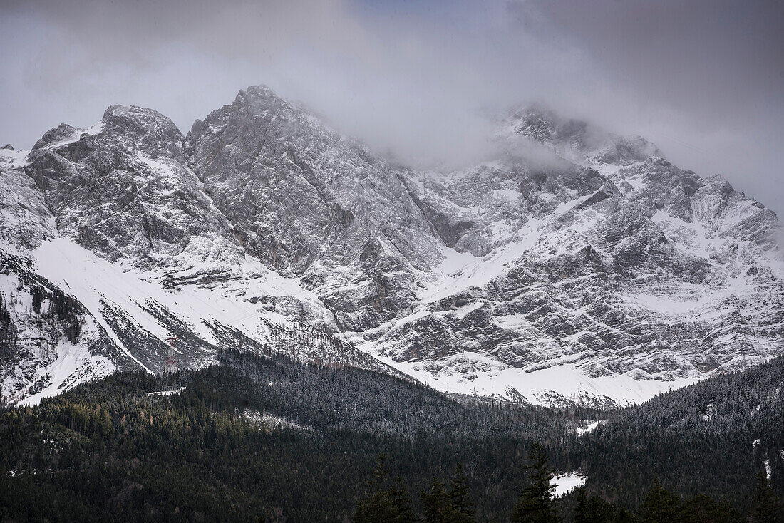 mit Schnee bedeckte Zugspitze, Gemeinde Grainau, Garmisch-Partenkirchen, Bayern, Alpen, Deutschland