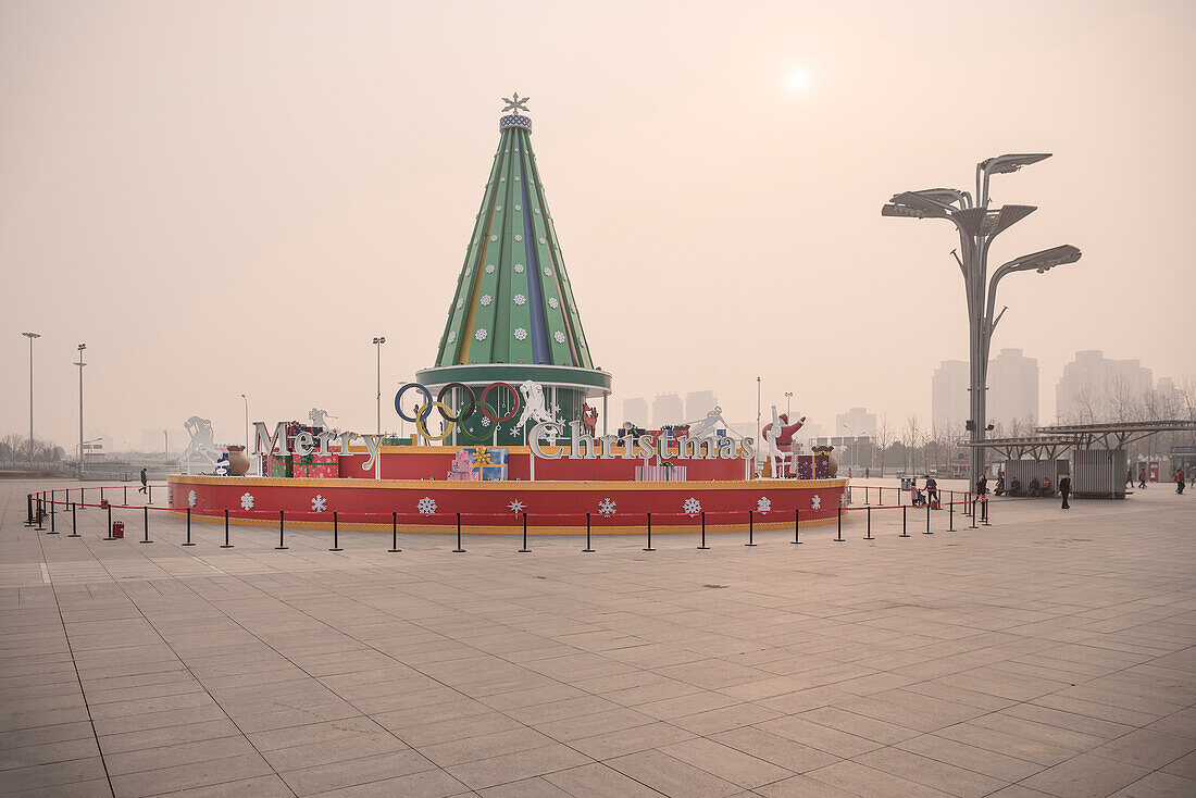 kitschige Weihnachtsdekoration im Olympischen Park bei Smog, Peking, China, Asien
