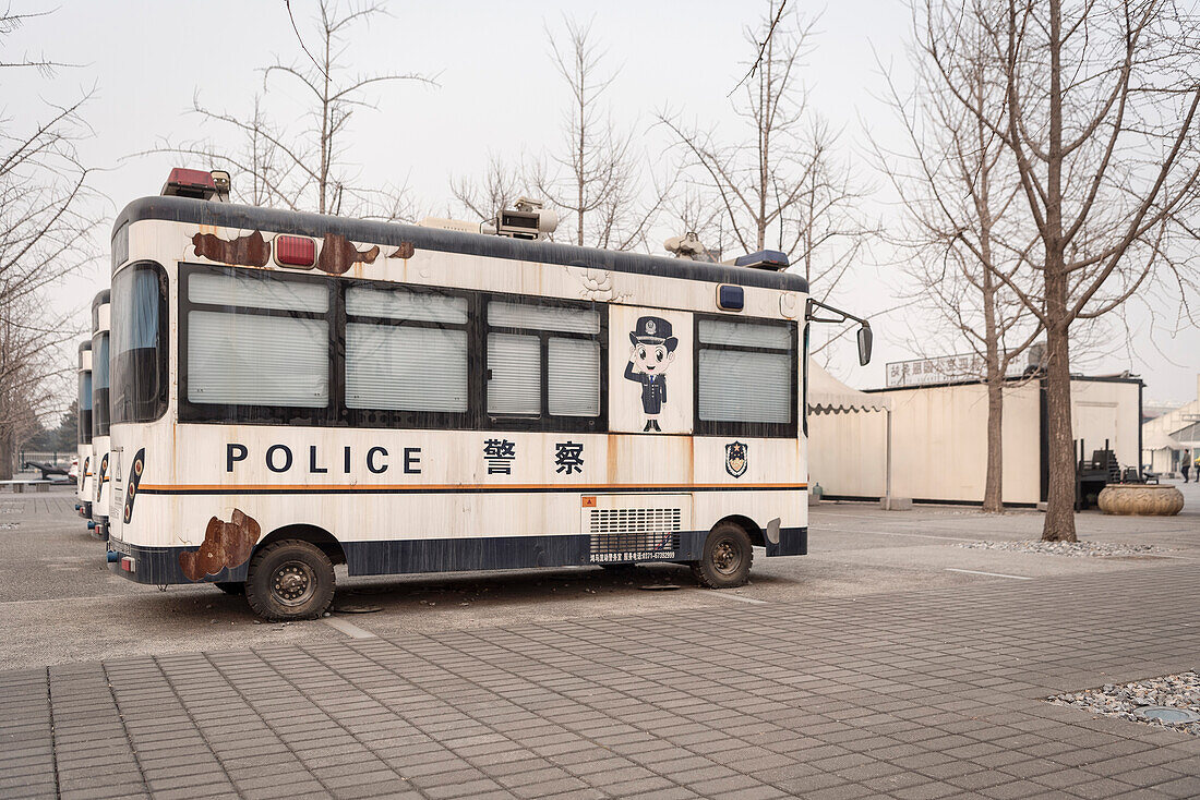heruntergekommenes und dubioses Polizeifahrzeug parkt im Olympischen Park, Peking, China, Asien