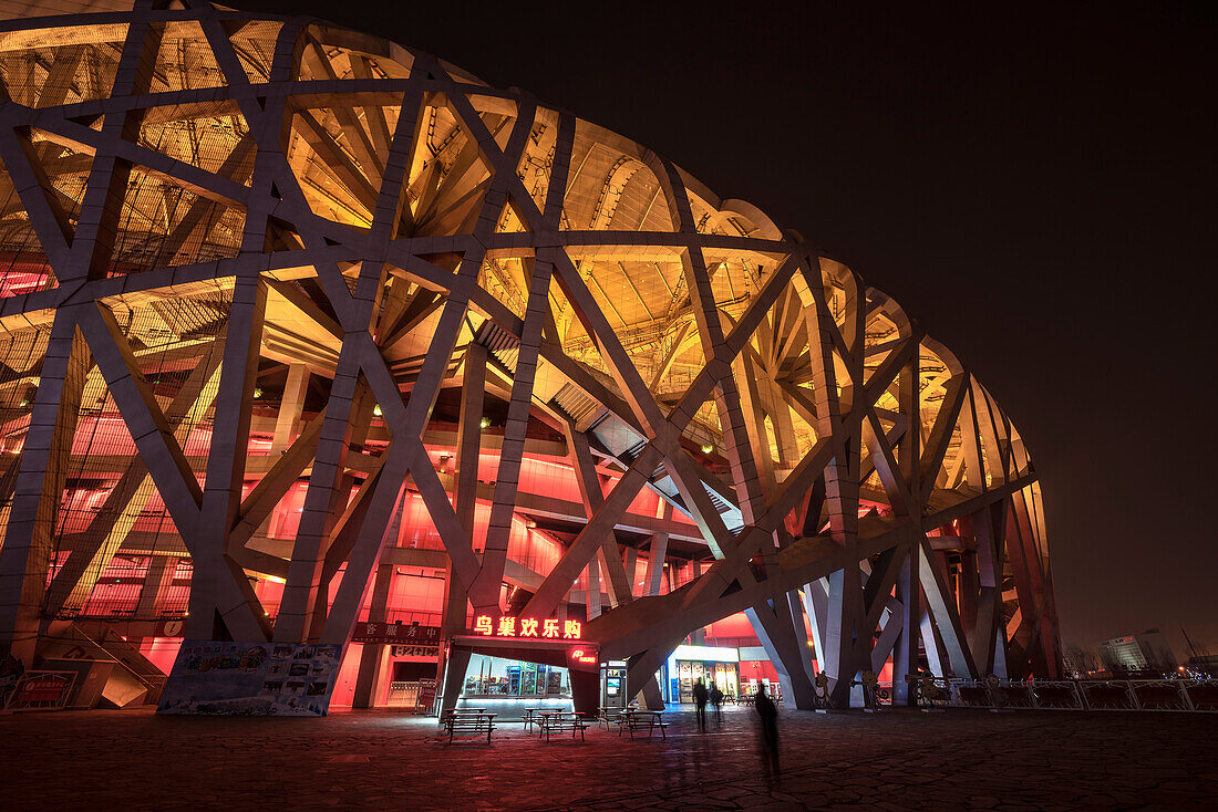 Detail der Konstruktion des sog. Vogelnest von Herzog & de Meuron bei Nacht, Nationalstadium, Olympischer Park, Peking, China, Asien