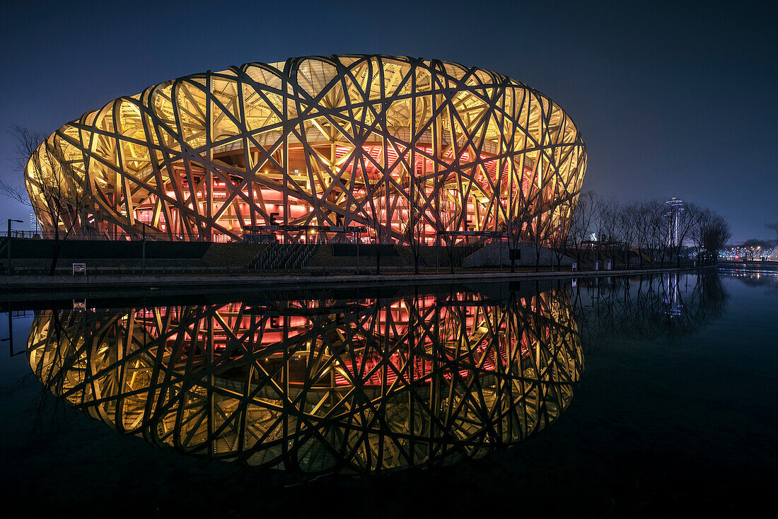 Gesamtansicht des sog. Vogelnest von Herzog & de Meuron bei Nacht, Nationalstadium, Olympischer Park, Peking, China, Asien