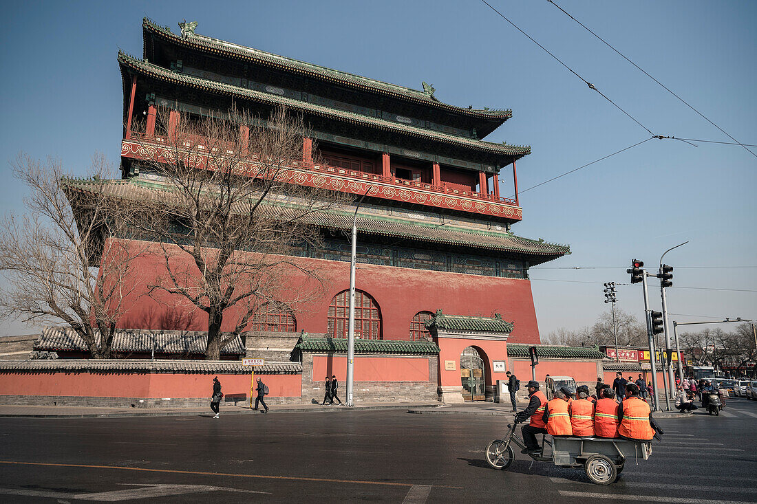 Arbeiter auf motorisiertem Dreirad vor Trommelturm (Drum Tower), Peking, China, Asien