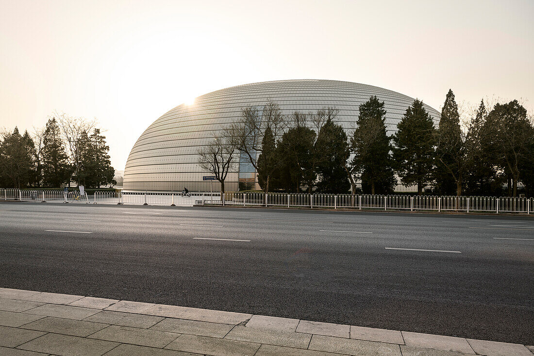 das chinesische Nationale Zentrum für Darstellende Künste im Gegenlicht, Chinesisches Nationaltheater, Peking, China, Asien, Architekt Paul Andreu