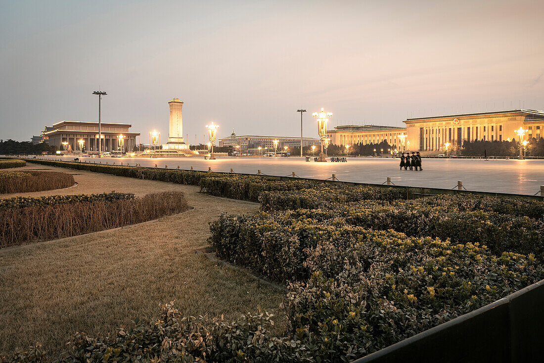 Blick auf den leergeräumten Platz des Himmlischen Friedens nach der Flaggen Zeremonie, Peking, China, Asien