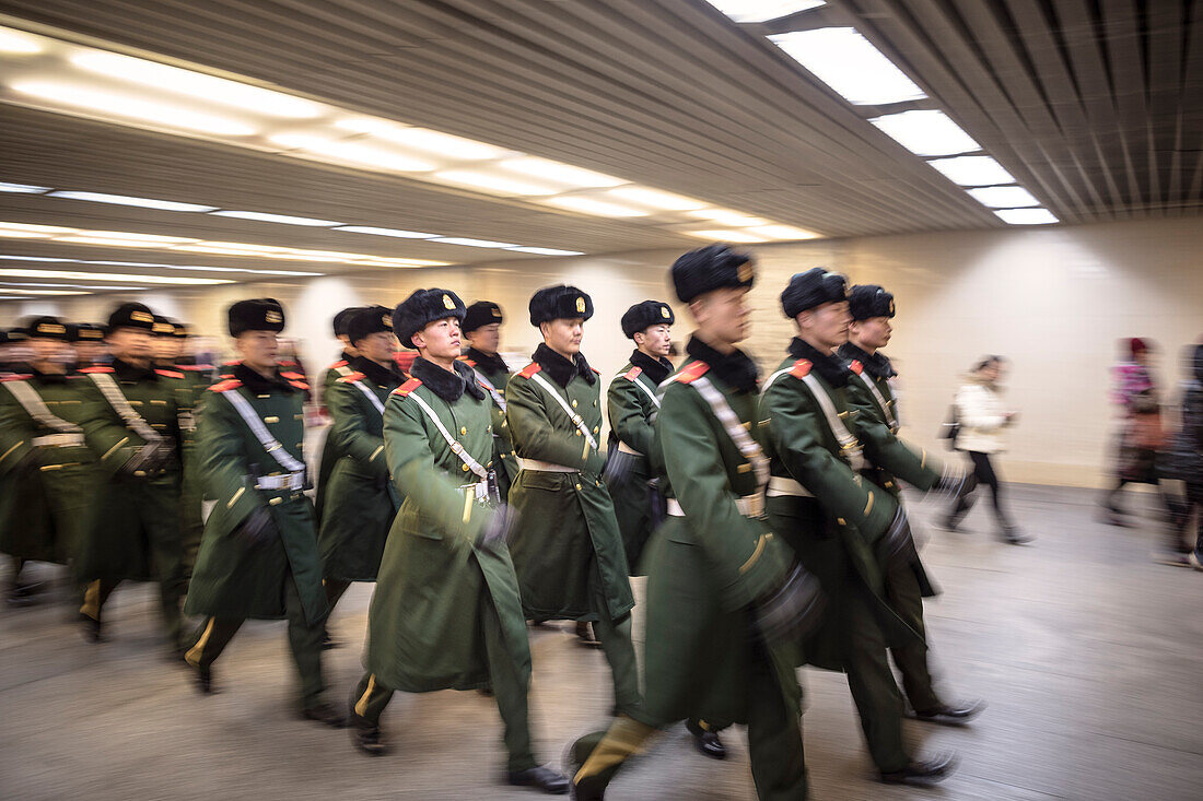 Wach Trupp läuft im Gleichschritt durch Unterführung am Platz des Himmlischen Friedens, Peking, China, Asien
