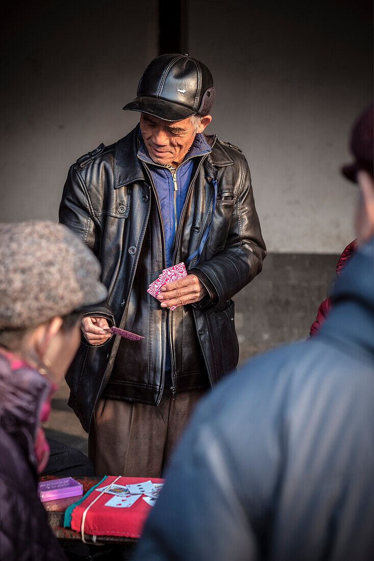 Ältere Chinesen spielen Karten am Himmelstempel, Himmelsaltar, Bezirk Chongwen, Peking, China, Asien, UNESCO Welterbe