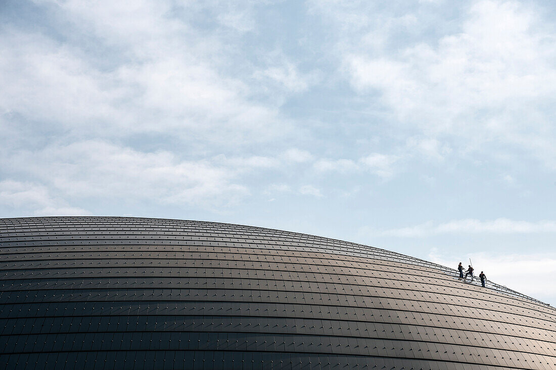 drei Männer reiningen Fassade, das chinesische Nationale Zentrum für Darstellende Künste, Chinesisches Nationaltheater, Peking, China, Asien, Architekt Paul Andreu