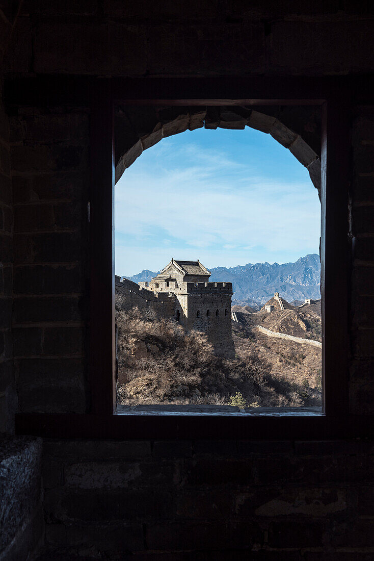 Blick durch Fenster eines Wachturms auf Chinesische Mauer Abschnitt Jinshanling, Luanping, China, Asien, UNESCO Welterbe