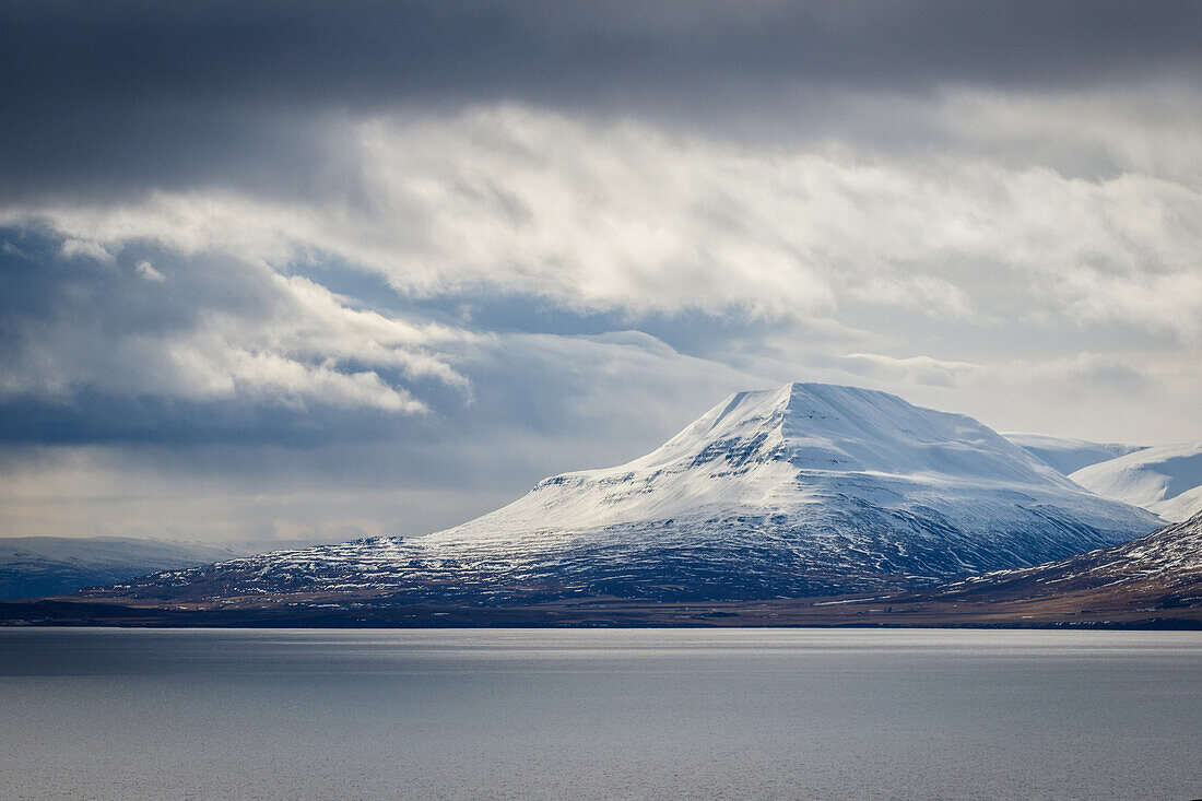 Berg in der Nähe von Dalvík im Winter, Tröllaskagi, Island, Skandinavien