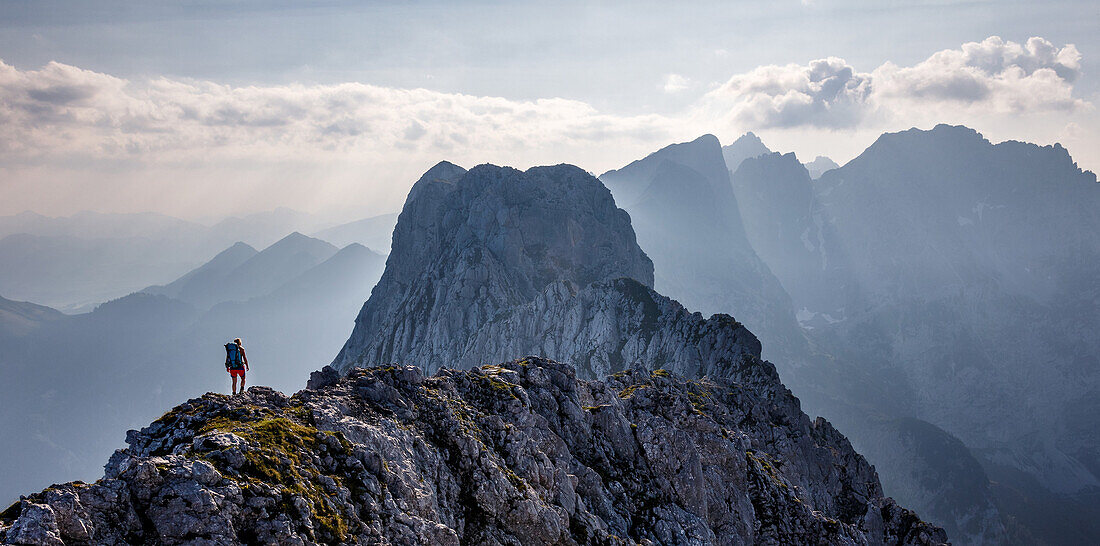 Junge Frau beim Wandern auf Bergrücken, Hackenköpfe, Wilder Kaiser, Tirol,Österreich