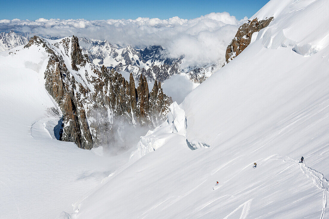 Skitourengeher in der Flanke des Mont Maudit bei Powder Schnee, Chamonix, Haute-Savoie, Frankreich