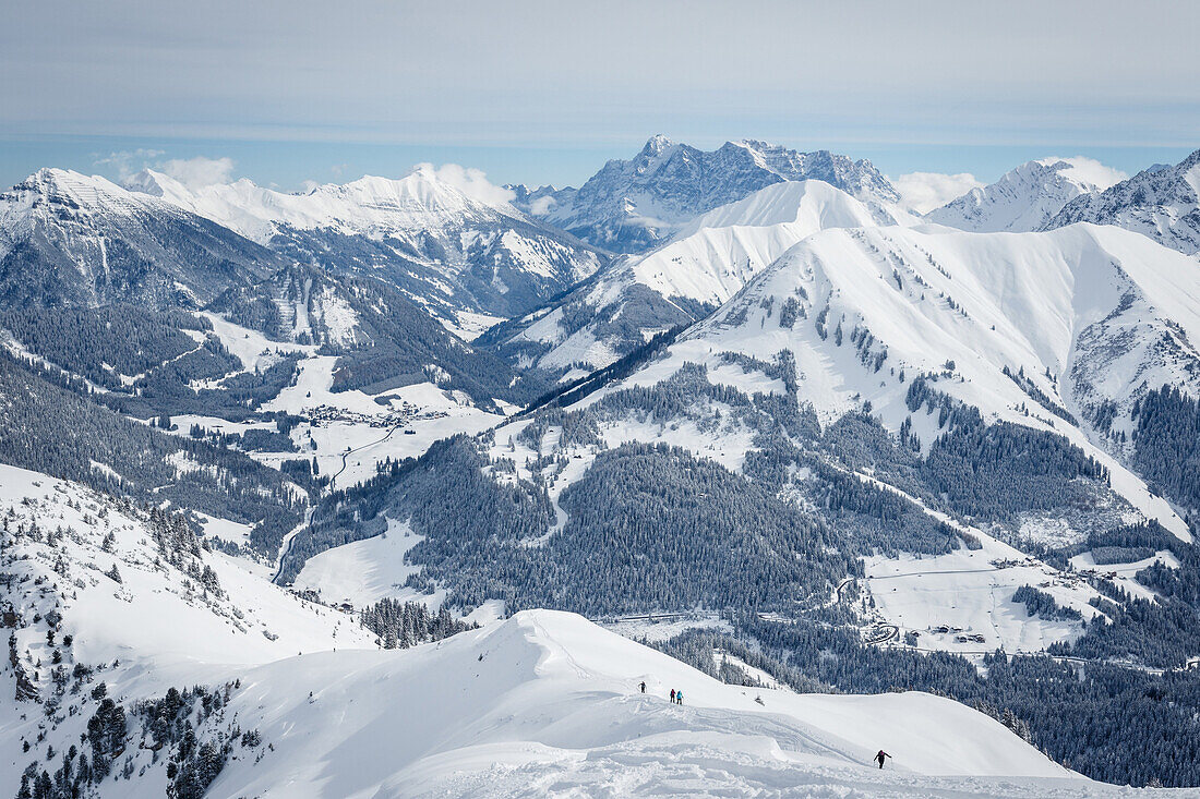 Skitourengeher auf einem Bergrücken am Galtjoch, Zugspitz Massiv im Hintergrund, Lechtaler Alpen, Tirol, Österreich