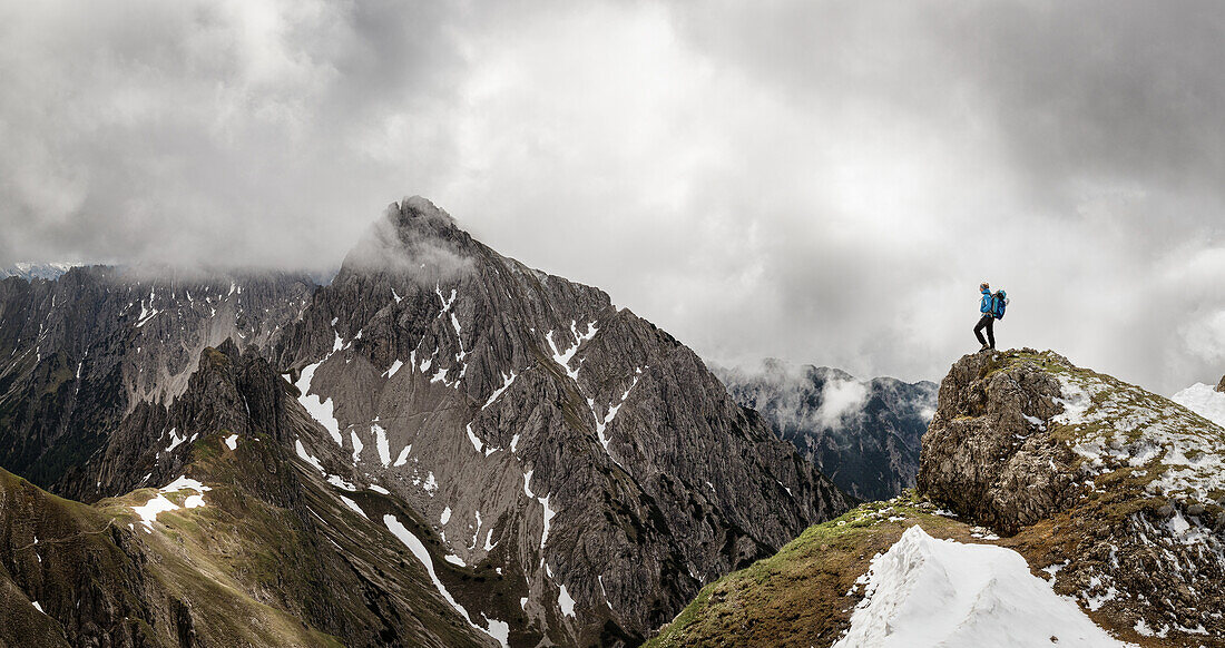 Junge Frau blickt auf die Bergkulisse des südlichen Karwendels, Tirol, Österreich