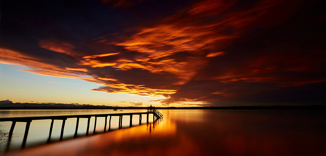 Steg am See bei Fön im Abendlicht, Ambach, Starnberger See , Oberbayern, Bayern, Deutschland