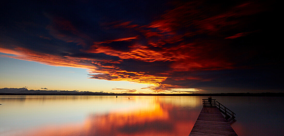 Steg am See bei Fön im Abendlicht, Ambach, Starnberger See , Oberbayern, Bayern, Deutschland