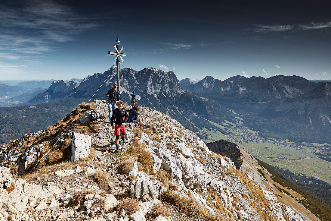 Zwei Bergwanderer verlassen den Gipfel des Daniel , Daniel, Ammergauer Alpen, Tirol, Österreich