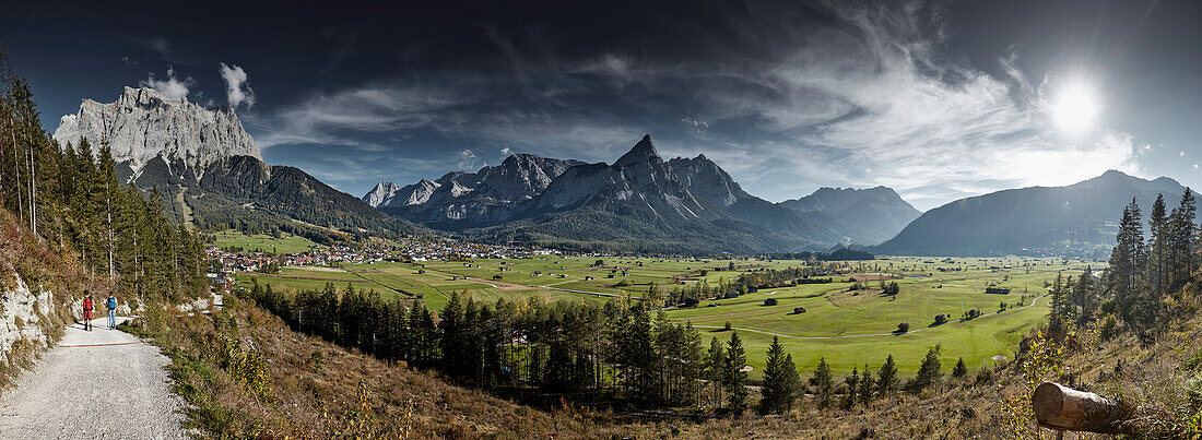 Two Hikers on the way to Ehrwald, Zugspitze, Sonnenspitze, Tyrol, Austria