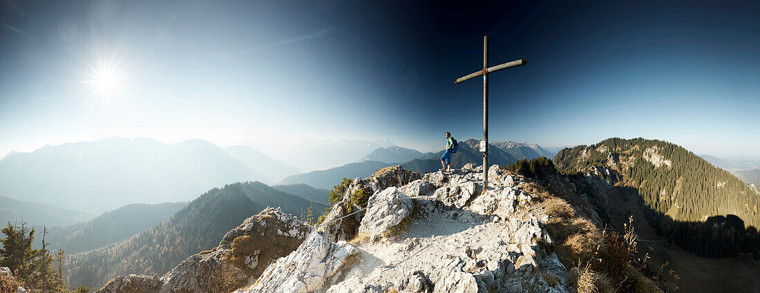 Bergsteiger auf den Gipfel des Ettaler Manndls, Ettal, Ammergau, Ammergauer Alpen, Oberbayer, Bayern, Deutschland
